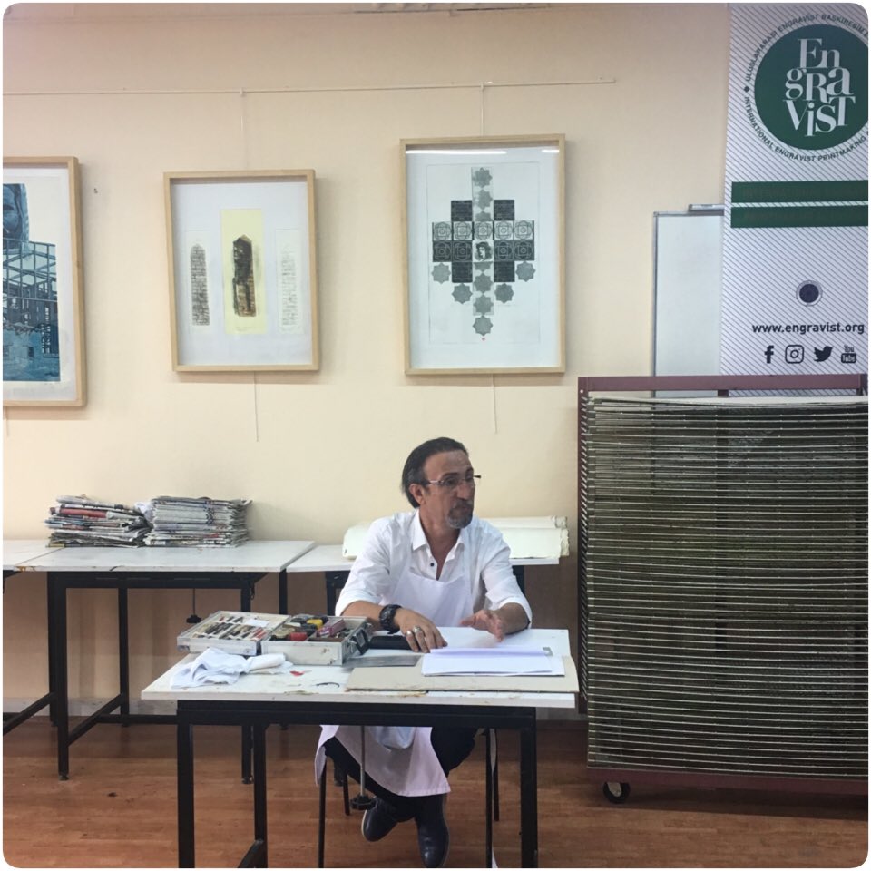 Engravist Çalıştayları başladı... Doç. Dr. Musa Köksal katılımcılara çalışma öncesi "Photo Gravür" hakkında bilgi verirken...