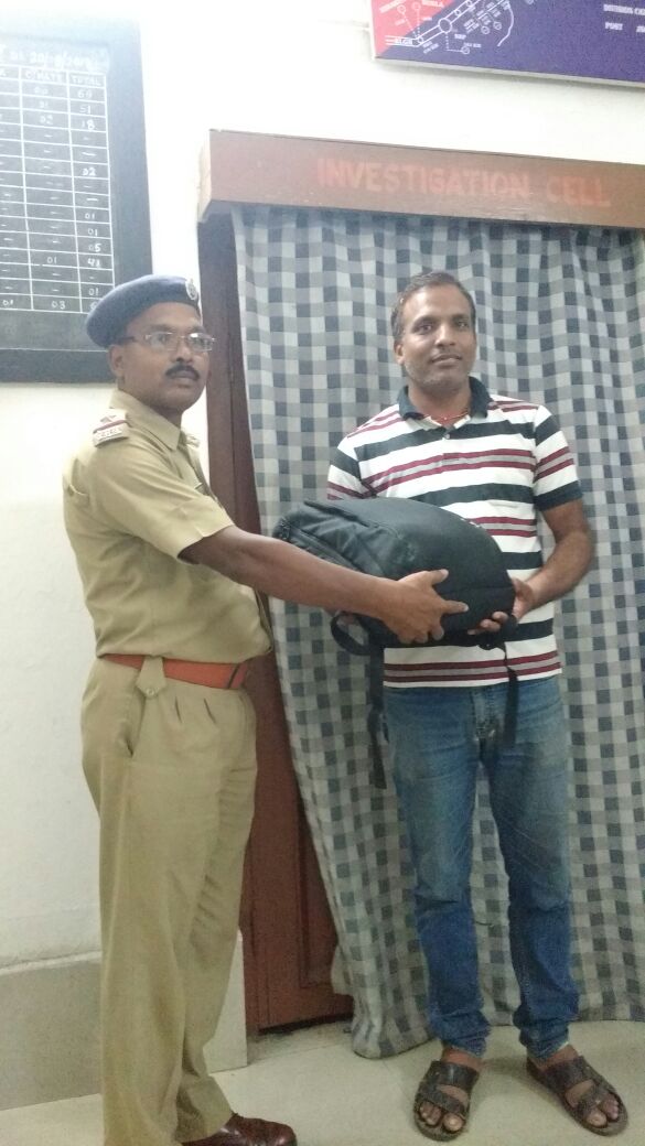 <a href="/RailMinIndia/">Ministry of Railways</a>  <a href="/serailwaykol/">South Eastern Railway</a>  RPF STAFF IS HANDING OVER LEFT BEHIND LUGGAGE OF HIGH VALUE TO ITS OWNER AFTER PROPER IDENTIFICATION.