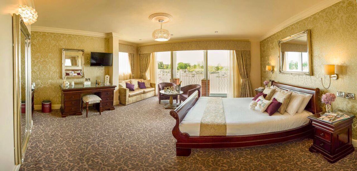 Wish the weekend could have stayed longer? Treat yourself to stay in our luxurious Queen Suite overlooking the Broad 👸🛌🎉#minibreak #treat