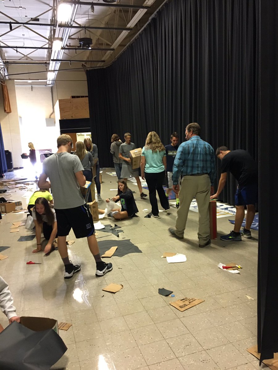 suchsland325's tweet photo. Eclipse mayhem at PHS! #cameraobscura #PHSchem #PHSenviro https://t.co/J2ARM18ISw