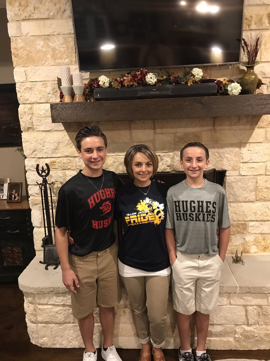 ClinkscaleMath's tweet photo. Two Huskies and a Yellow Jacket #BISD1stDay https://t.co/P4c4lyDgpK