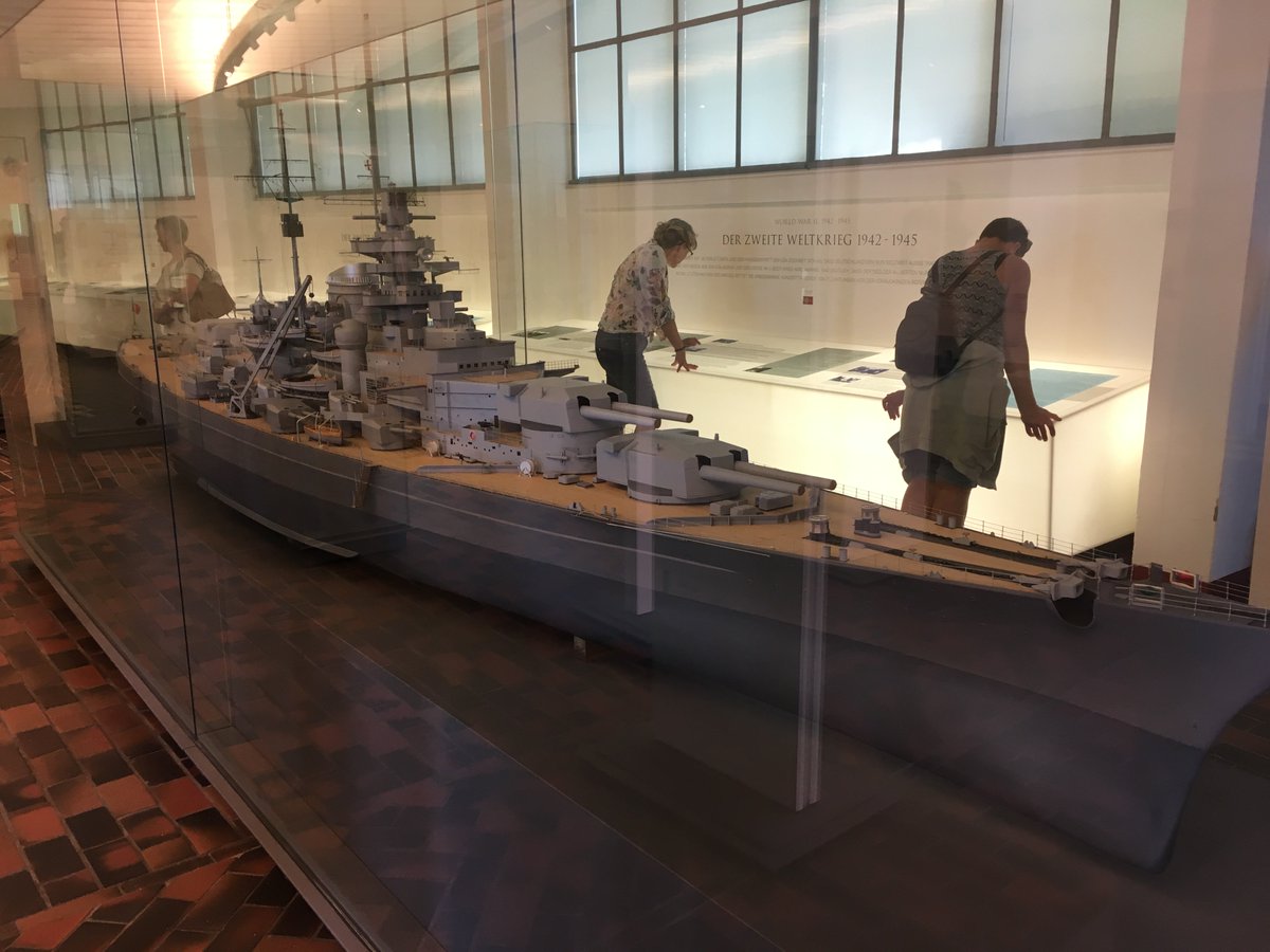 ট ইট র マライ メントライン 職業はドイツ人 キール ドイツ海軍記念館 艦船模型展示室には メジャーどころのドイツ 軍艦のでっかい模型があって 私の眼にも 詳細に超よく出来ている のがわかります 全体的にこの記念館の展示は 思想性抜きに 人と