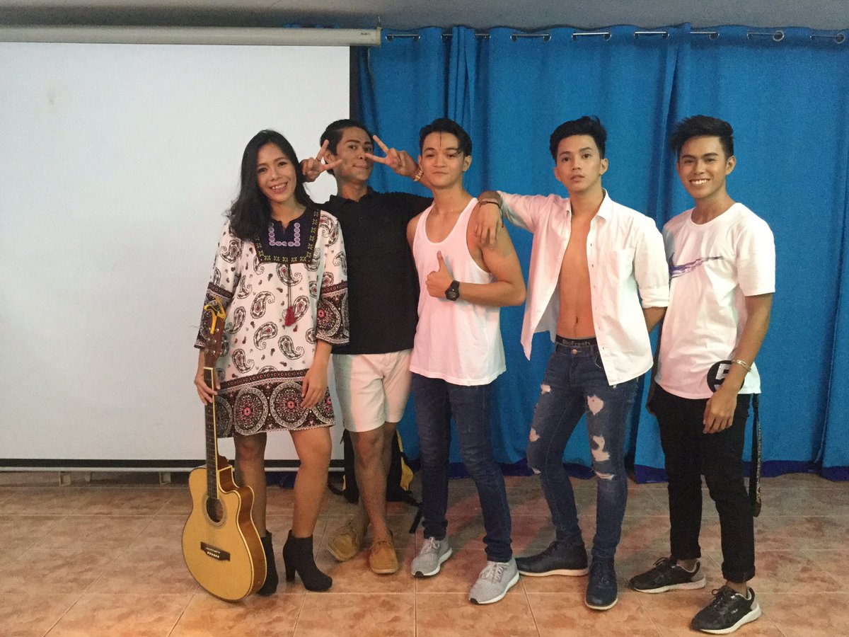 Ravenclawroyals's tweet photo. Ravenclaw's Kings &amp; Queens w/ Ate Gi, Andrew and Kuya Dean
#BELLOforMMBUDC2017
#KESHIAforMMBUDC2017
#ELLAforMMBUDC2017
#JOSHUAforMMBUDC2017 https://t.co/fpRwuW6fu4