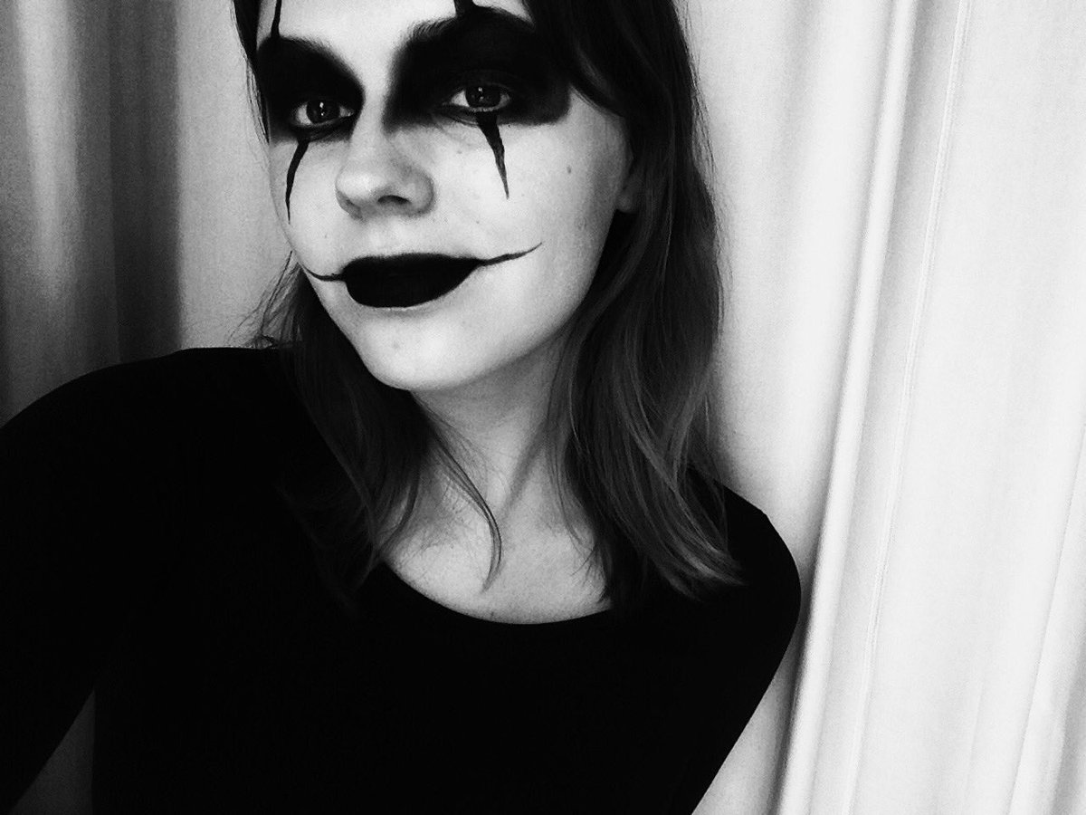 currentgerard's tweet image. fall on your tongue like pixie dust, just think happy thoughts 🖤⛓ #waytocrow