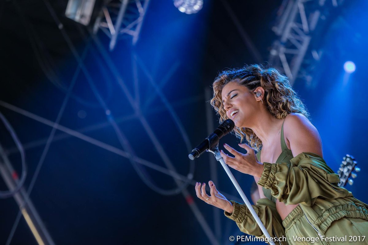 EspaceTal's tweet photo. 📸 Tal et l'équipe sur scène hier pour la dernière du #TalSummerTour a Penthalaz 🇨🇭 https://t.co/wiOXMmDl98