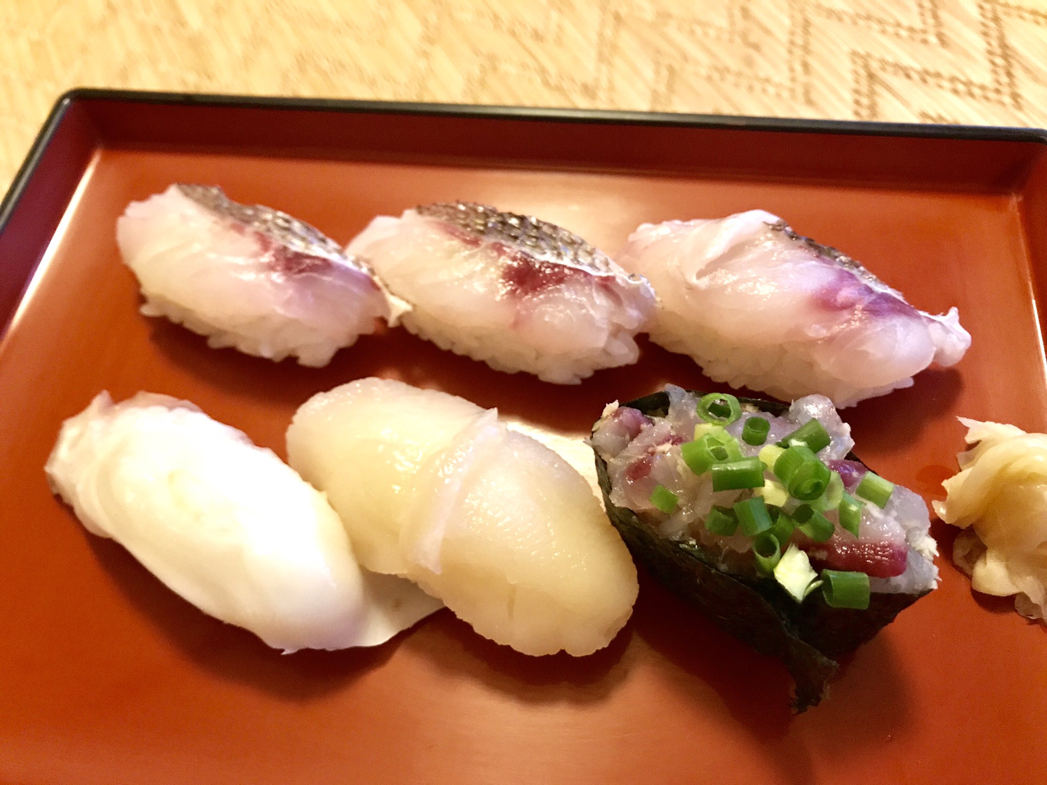 ロプロス それだけでも充分な品揃えなのに さらに握り寿司が6貫出てきます タイが3貫とミズダコ ホタテ トビウオのタタキ 宿泊費1万円以下の温泉宿で これだけ食事で満足させてくれるところはなかなかないなー T Co Vwa3baw1 Twitter