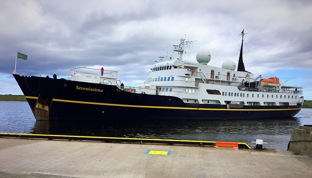 Hiyi🐾 Young Cub has gone to greet <a href="/noblecaledonia/">Noble Caledonia</a> Serenissima as she arrives in Lerwick today 🐾❤️