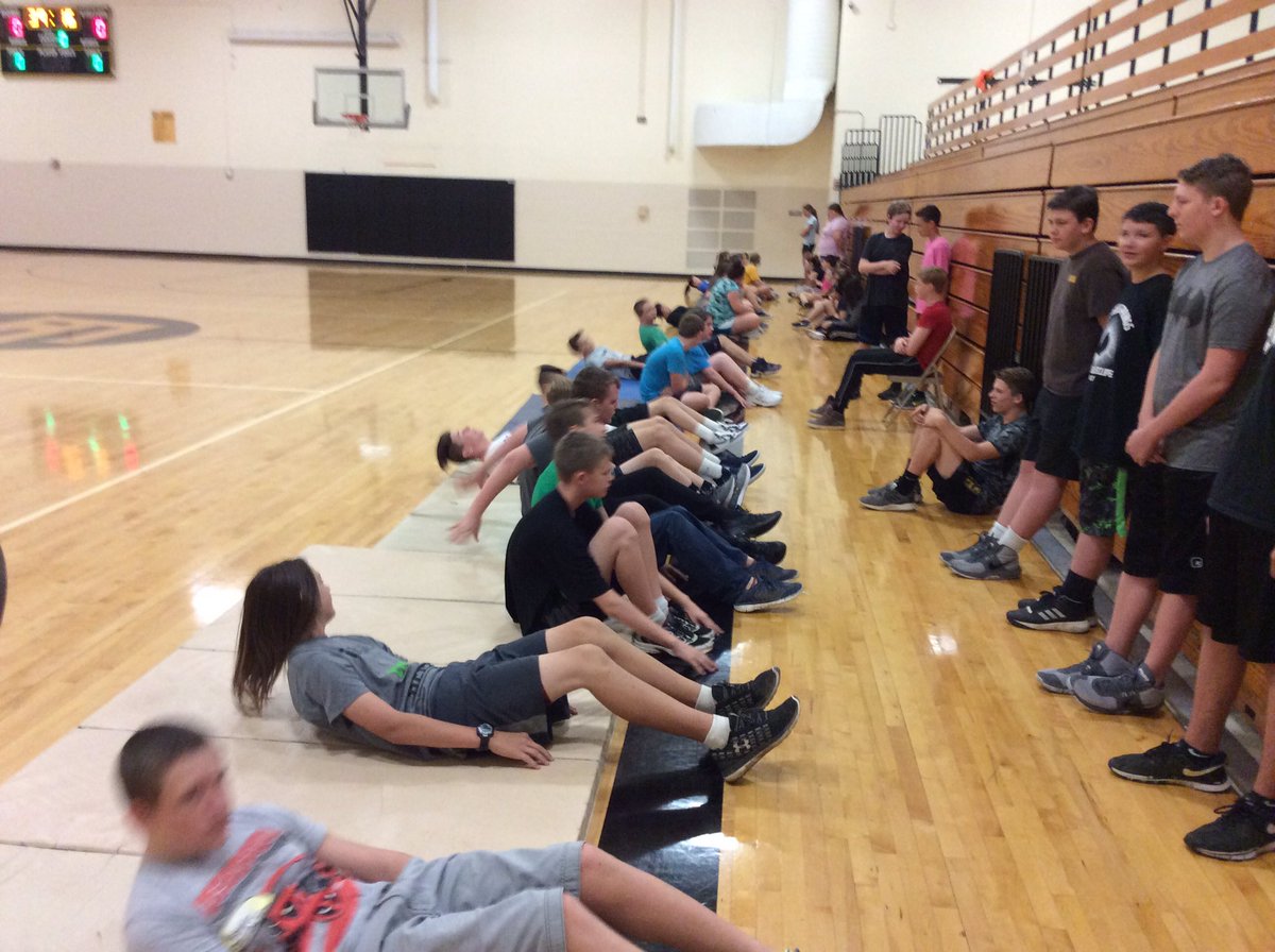 mrdanner11's tweet photo. 8th grade testing abdominal strength with curl ups #esmsbestyearever #💪🏻 https://t.co/abfIr5xBSS