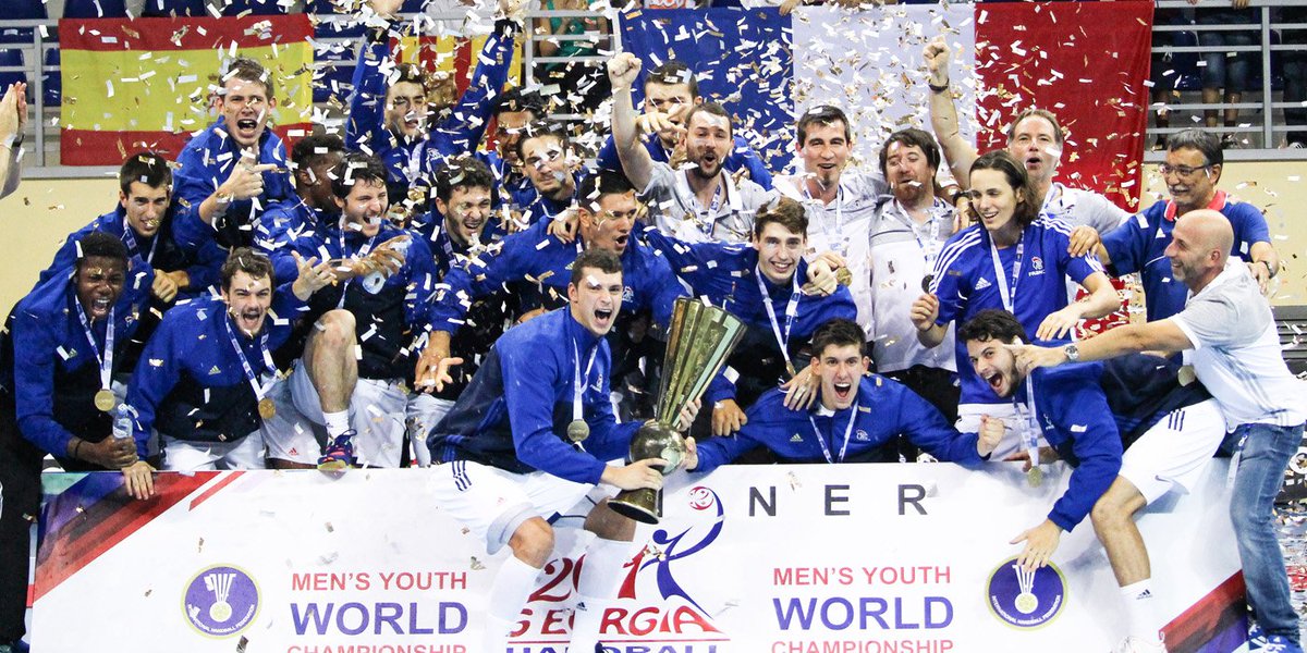 FRAHandball's tweet photo. #EdF-JEUNES
Les jeunes EdF. ont plus qu'assuré cet été ! Bravo 👏
U21M 🥉MONDIAL / U19F 🥇EURO / U17F PLACE 4 EURO / U19M 🥇MONDIAL 
#BleuetFier https://t.co/nInBQVVyTM