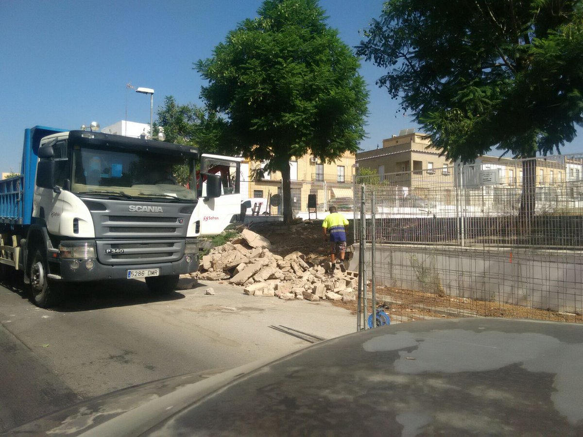Comienza la obra del muro del CEIP Manuel Gómez.Mis agradecimientos al AMPA y al equipo directivo por su implicación con el <a href="/aytocoriario/">Ayto. Coria del Río</a>