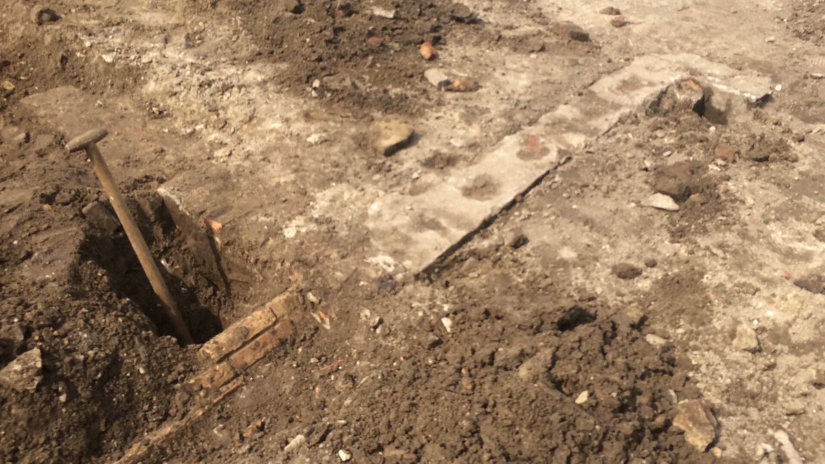 MHeuw's tweet photo. Bij vervanging hoofdveld #Achilles stuitten we op fundamenten oude Huize Wilbert. Indrukwekkend. Morgen weer gras erover. https://t.co/oThjzVo1Af