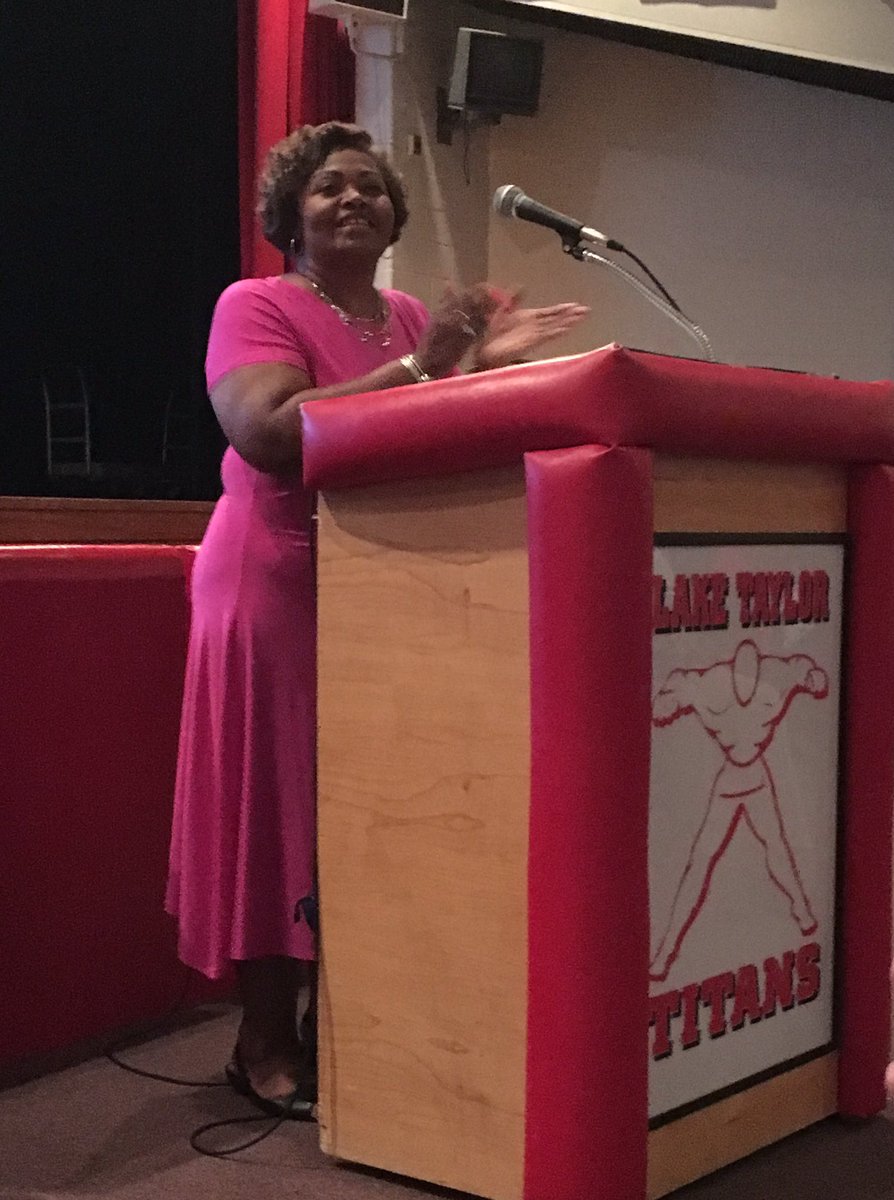 ITRTchris's tweet photo. Dr. Boone greeting Norfolk Public Schools' new teachers!!! #NPSNTO17 https://t.co/LAJ09sI2xv