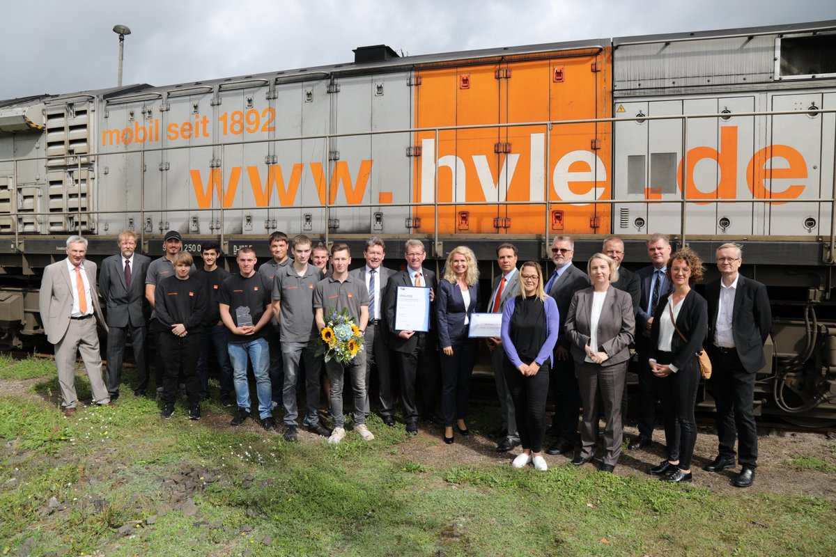 IHKPotsdam's tweet photo. Azubi-Karriere 👩‍🔧? Läuft wie auf Schienen 🚂 Das macht die Havelländische Eisenbahn AG in Wustermark zum TOP-Ausbildungsbetrieb. Gratulation https://t.co/Cml5hGWICb