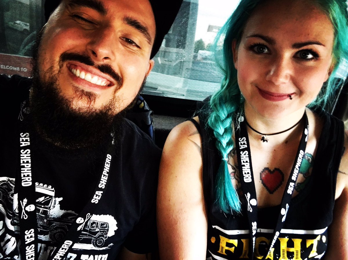 FaultierMcFly's tweet photo. #Gamescom Tag 0. Auf dem Weg zum  #EAShowcase mit @MiezeMcFly. ❤️ https://t.co/kdcICbwEDA