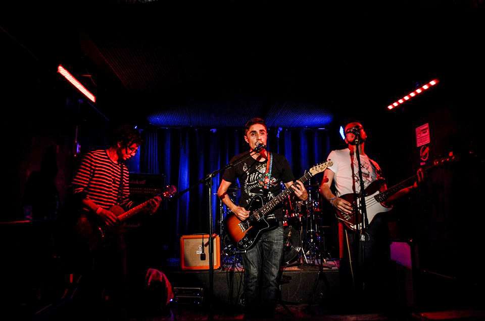 Naaywayak's tweet photo. Les compartimos una toma del buen Elhan Rodríguez de nuestro show en el @MultiForo246 lo disfrutamos mucho #BloomingCeiba #AlternativeRock https://t.co/HoB3GlHf4B