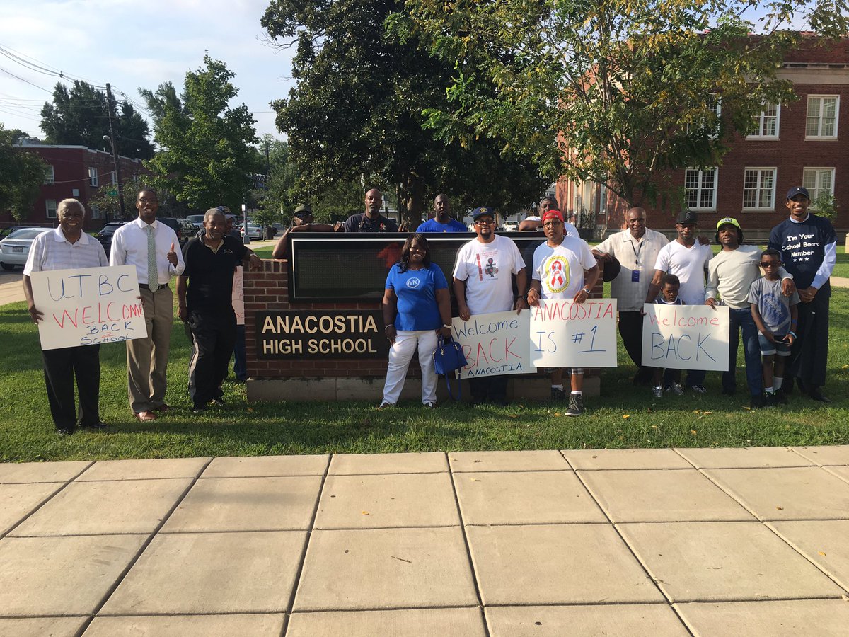 MarkusSBOE's tweet photo. Joined @UTBCDC at @AnacostiaHigh to welcome students back for a great new year! Even caught up with CM @TrayonWhite! #Ward8FirstDay https://t.co/I4pstSmw2y