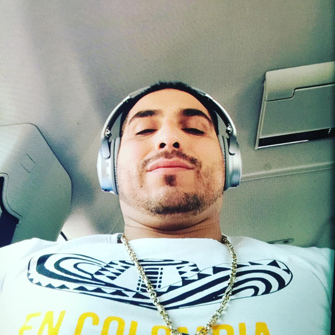 EspinozaOficial's tweet photo. ¡Mi gente deseándoles un feliz comienzo de semana para todos! 🤠👋🏻
#ComoUnaPelota #Llevame #EspinozaPaz @_1029Studios  @OMusicOficial https://t.co/i1obeQb3NZ