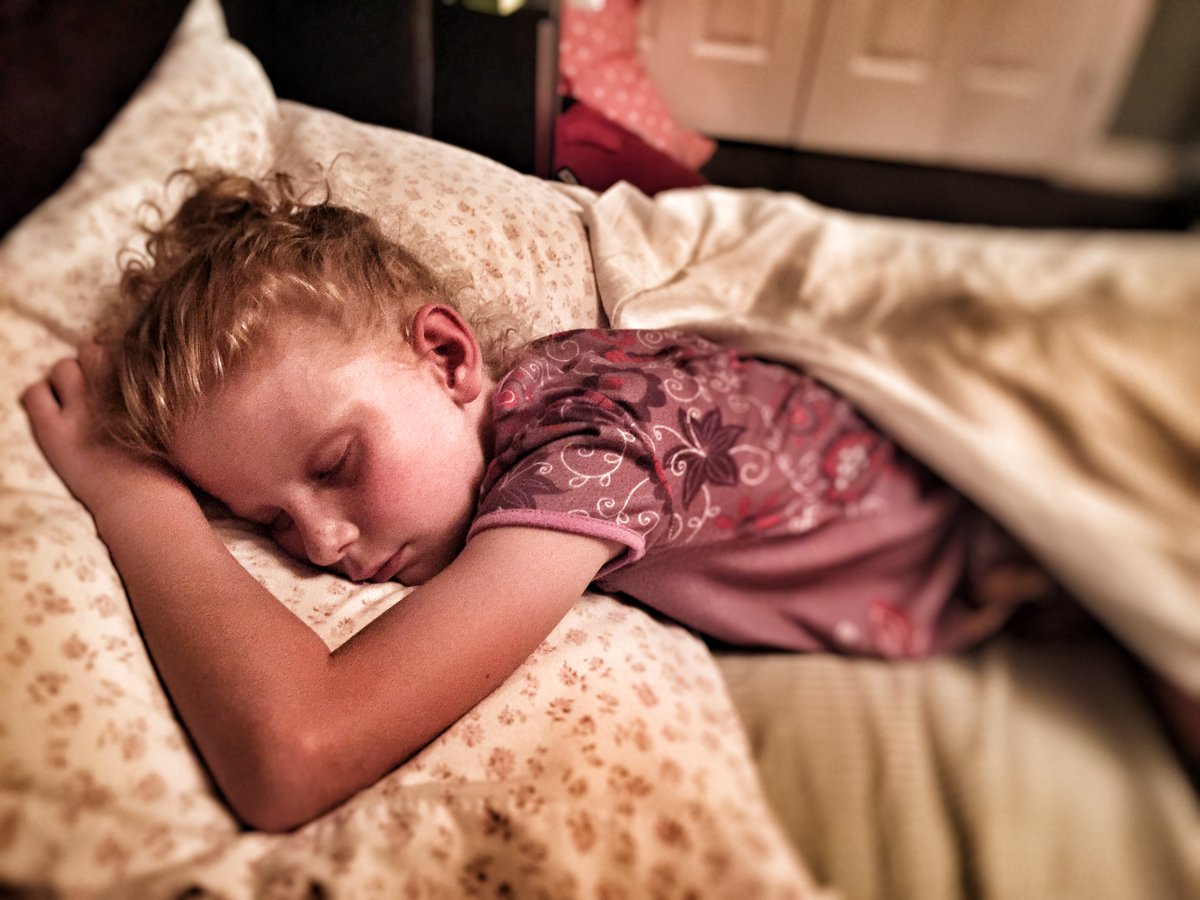 L’éclipse solaire, c’est le moment idéal pour faire une sieste aujourd’hui! #éclipsesolaire