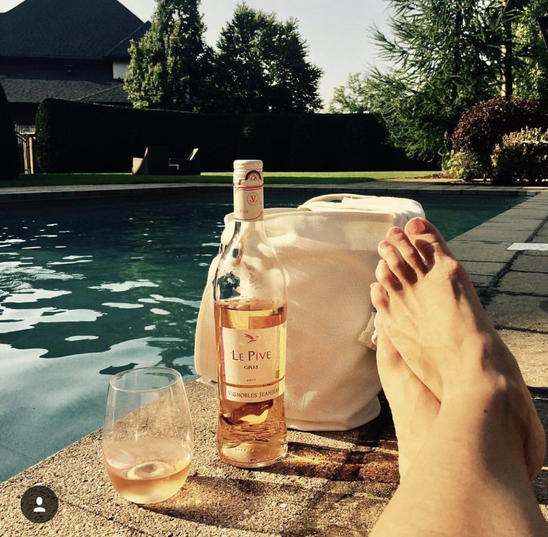 DomaineLePive's tweet photo. #Regram @ln_arsenault
・・・
#greattimes #domainelepive #summerisnotoveryet #sundayfunday #bestrosesever https://t.co/gD3uyvMWqV