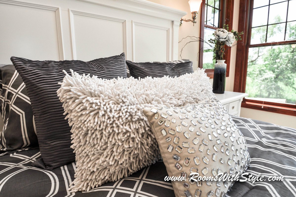 HomeStagingMN's tweet photo. Your #MasterBedroom is important. Here are some tips https://t.co/RGkVaUnwgA #HomeStagingTips #TipsforSelling https://t.co/tRBkK95mQu