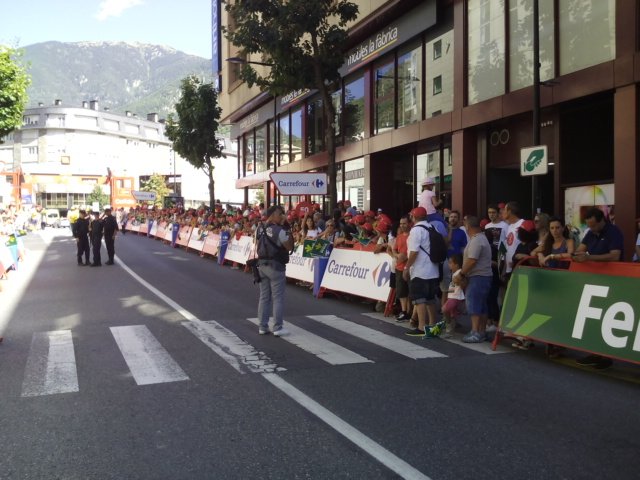 IvanAlvarezAND's tweet photo. Prat de la Creu ja presenta un gran ambient i un molt bon color. Tot a punt a l'arribada de la 3a etapa de @lavuelta #LV2017 @rtvandorra https://t.co/put0XJU1ET