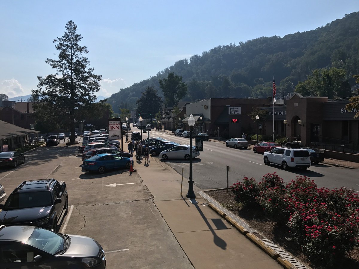 factBlog1's tweet photo. Sylva NC will be in the path of eclipse totality. Thus far the crowds are moderate and enjoying this small town charm. https://t.co/CusgK0hhC6