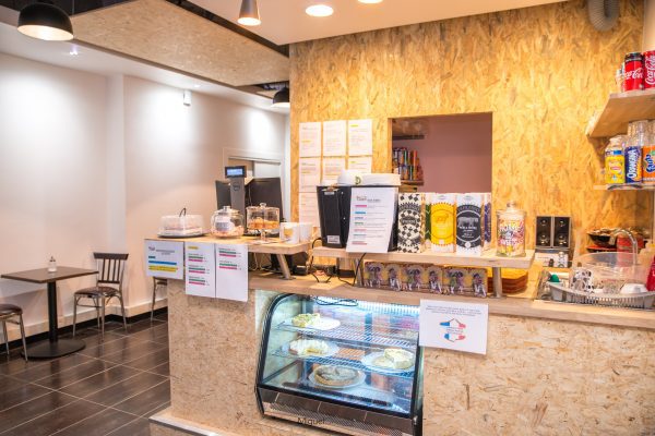 AFROSTREAM's tweet photo. C'est le moment de faire une bonne action ! Soutenez @listhesratures, la librairie &amp; espace de coworking afro 👉🏾 https://t.co/SXtXPjCBkb ✊🏾 https://t.co/Dk1unJfQhR