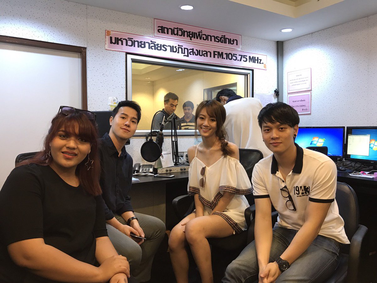 true_fantasia's tweet photo. " หงหยก โบ๊ท พูม และจูน " ร่วมโปรโมทงานแถลงข่าว MOU ที่ Mcot และ มรภ.สงขลา FM 105.75 โดยงานจะจัดขึ้นที่มหาวิทยาลัยสงขลานครินทร์ในวันพรุ่งนี้ https://t.co/g8SxKISs73