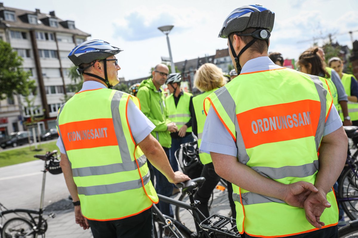 Duesseldorf's tweet photo. #Radweg im Test: @OB_ThomasGeisel hat sich einen Eindruck vom #Fahrrad.weg "Elisabethstr - Friedrichstr." verschafft https://t.co/jdNo19c0cw https://t.co/Pd3cIYKR54