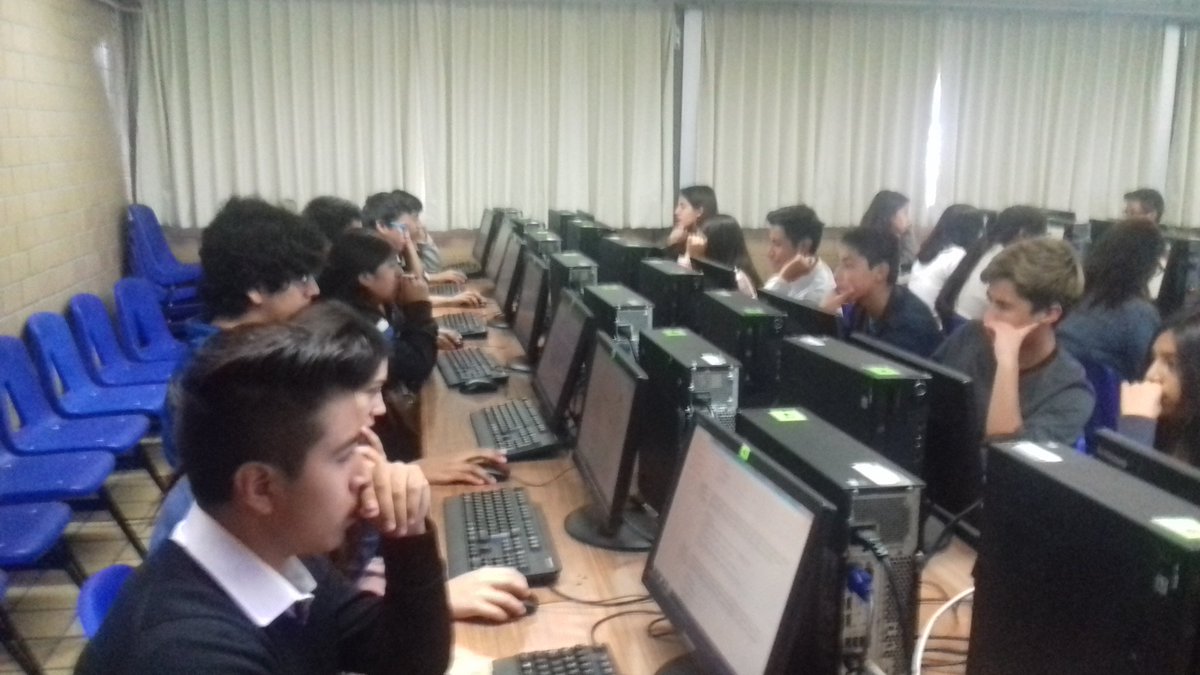 saoriuranus's tweet photo. #ticometro2017 concentrados resolviendo el cuestionario #educatic2017 en ENP5 https://t.co/0t3aesjawt