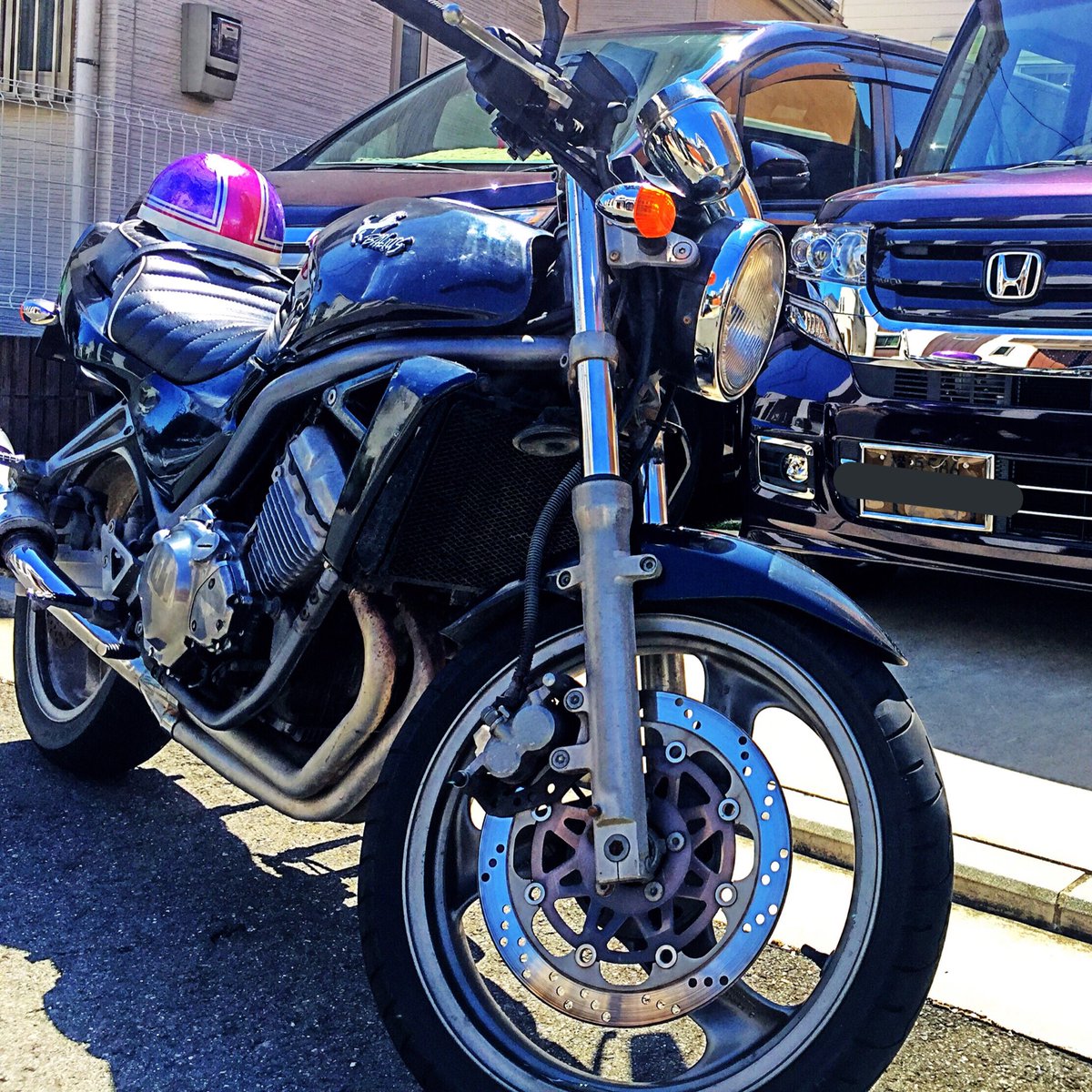 GRX120markxx's tweet photo. 神奈川からバリオス1型 売ります。
走行距離は40000弱です。
改造点としては、モリワキマフラー、社外シートのみです。
オイル交換、整備等しっかりと行っていたのでセル1でつきます。
不都合はマフラーとエキパイの結合部が外れていますが走行上の不都合ありません。一括のみ12万です！ https://t.co/p348NBO0oX