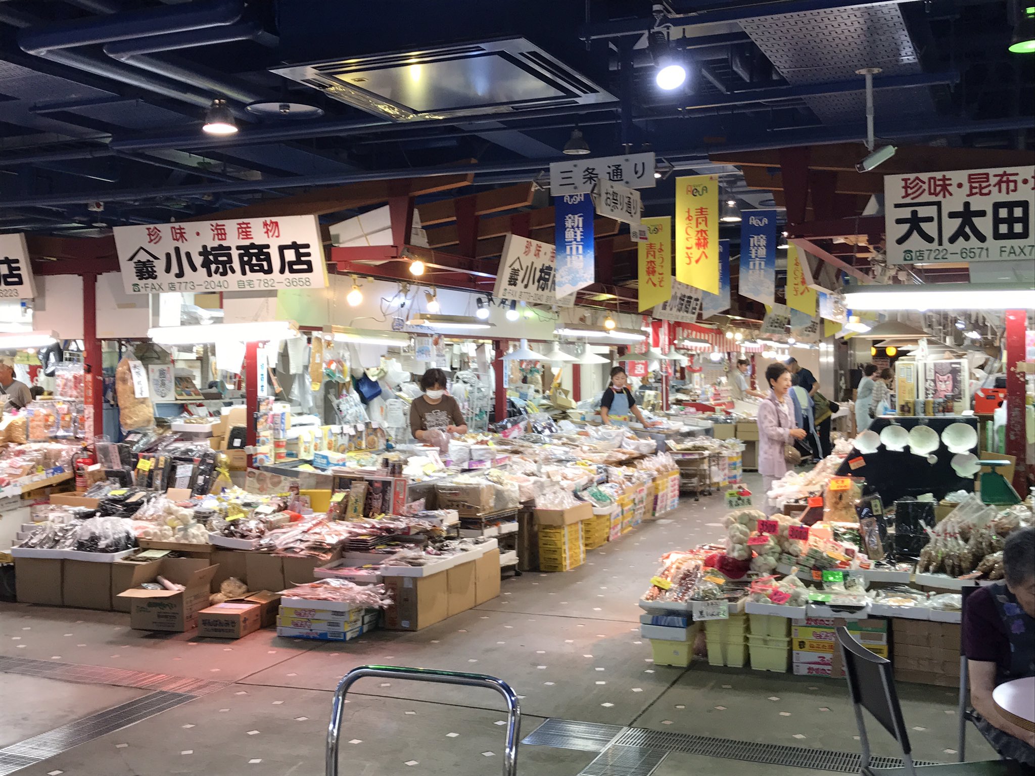 詠み人知らず 海産物を食べたくて青森市へ 旅の目的なんて至極明快で単純でよいと思う行きたいから行く食べたいから食べに行く見たいから見に行く 青森市内にあるアウガ新鮮市場 こんなに綺麗なビルの地下に市場があるなんて思わなかった そんな市場です