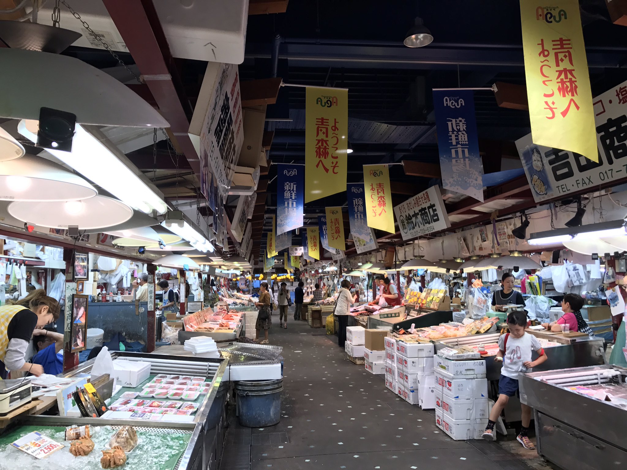 詠み人知らず 海産物を食べたくて青森市へ 旅の目的なんて至極明快で単純でよいと思う行きたいから行く食べたいから食べに行く見たいから見に行く 青森市内にあるアウガ新鮮市場 こんなに綺麗なビルの地下に市場があるなんて思わなかった そんな市場です