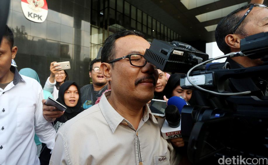 detikcom's tweet photo. Hindari Jurnalis, Tersangka Korupsi Malang Kepentok Kamera https://t.co/LYNCEgrY7i https://t.co/347Ilu1gnS