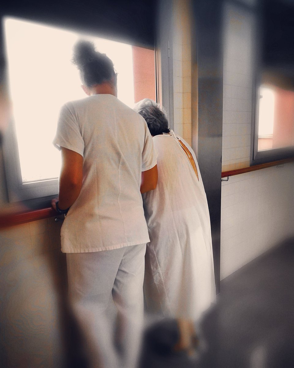12horasenferm's tweet photo. Lo mejor para evitar #caidas es dar la mano y ayudar a andar.#orgullodeequipo #findeHSRafael #Humaniza #SegPac https://t.co/On4eAsnDle