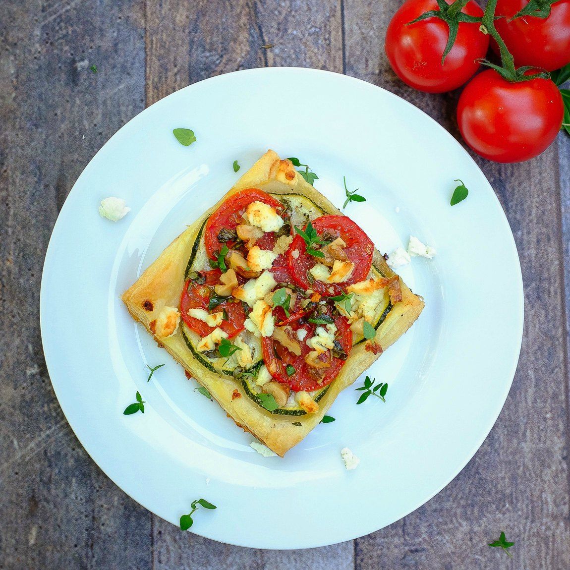 Blätterteig-Tartelettes mit Tomaten &amp; Zucchini - toller Snack mit Freunden und einer Flasche Wein. buff.ly/2vWMnY3 #foodblog #rezept