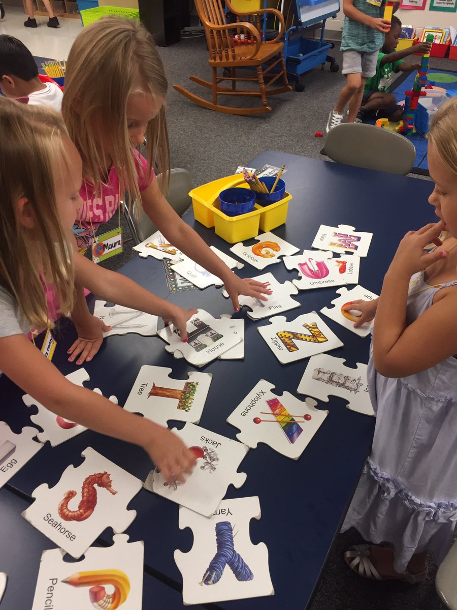 LauraGage4's tweet photo. Building puzzles, Legos and friendships in kindergarten #HCSD1  @HoffmanTrailsEl https://t.co/lsAdzlB6Hp