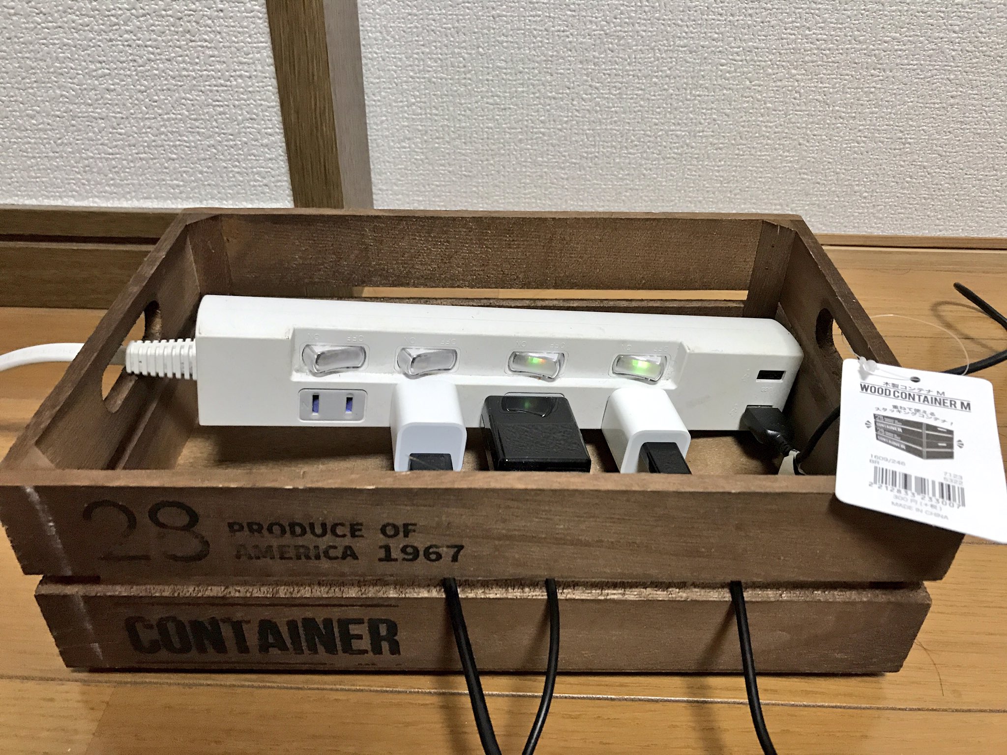 時乃紫雨 しぐれ 3coinsで買った木製コンテナボックスが 電源タップ収納にいい感じ 持ち手の穴にコンセントが通せるし 横の隙間から充電ケーブル等を通せる T Co Oc6zhpofik Twitter