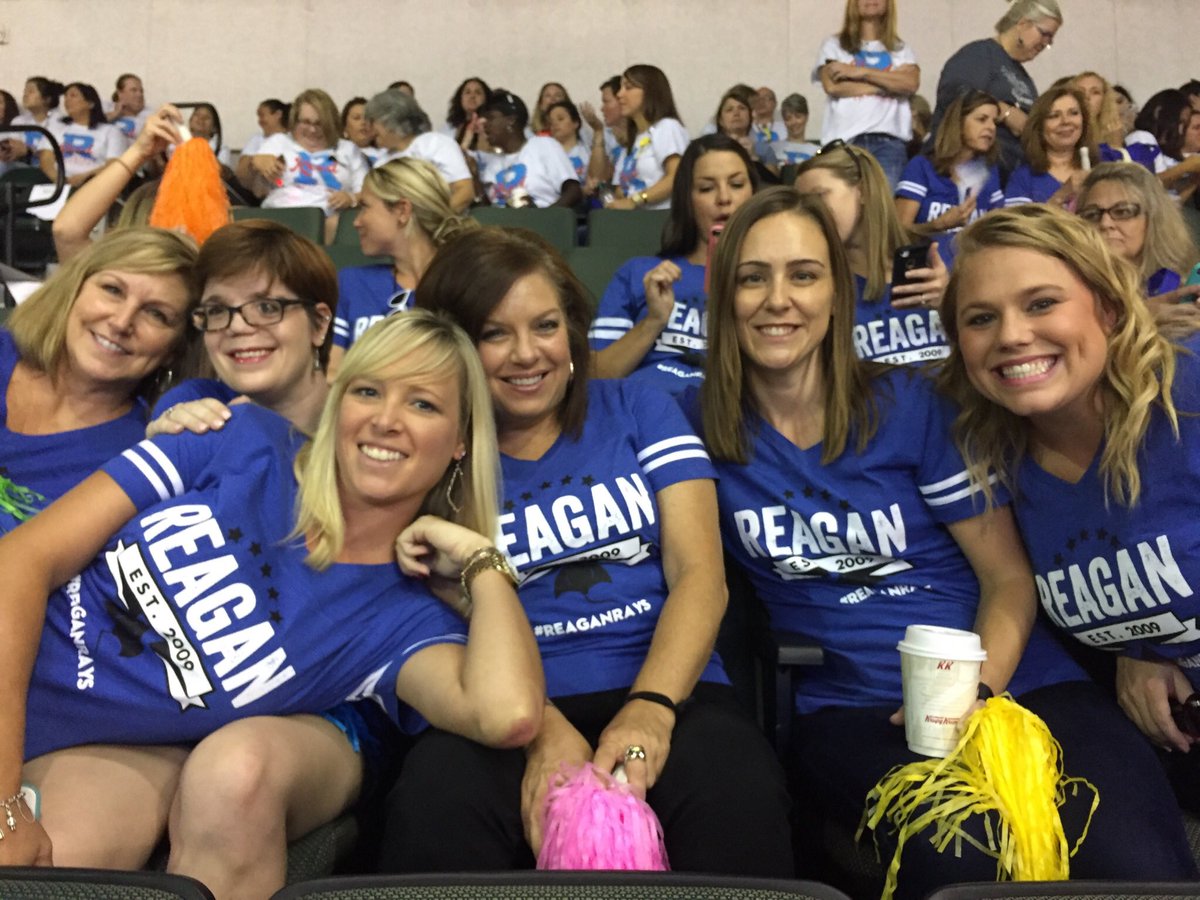 misslausclass's tweet photo. 4th grade Rays!!! #Convocation2017 #lisd #reaganrays https://t.co/xYLHGeVqhK