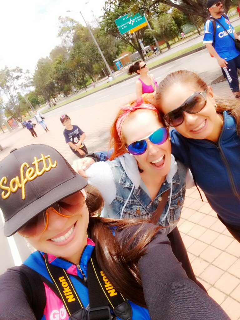 IronmanTaty's tweet photo. Ayer en el triatlon de Bogotá en modo coach! #Goodwillrunners #safetti ❤💪 https://t.co/sihk960u5y