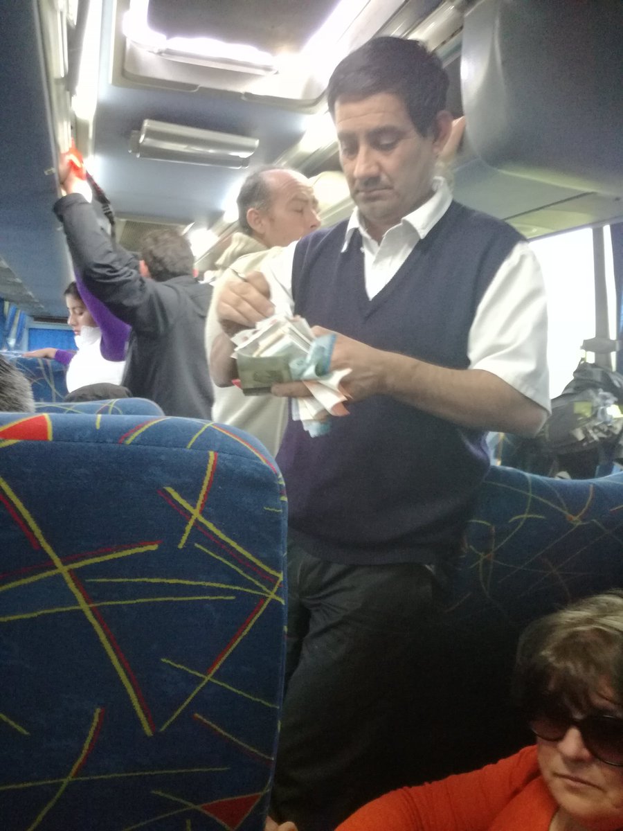 Francia___'s tweet photo. Gente de pie y asistente cobrando boletos en bus. No nos dejaban subir xq decían que bus iba lleno Y TENEMOSPASAJE @Fisca_MTT https://t.co/X5DBmVPnun