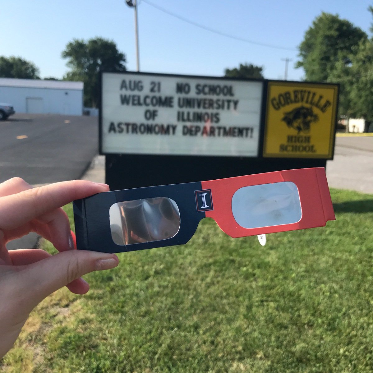 Our buses of <a href="/Illinois_Alma/">University of Illinois</a> alums made it to Goreville to watch #Eclipse2017. They're counting down w/ programs by @IllinoisEclipse faculty.