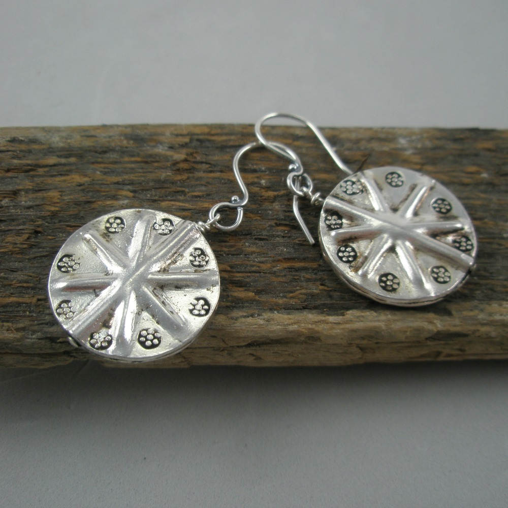 stoneberri's tweet photo. Designed Round Silver Earrings https://t.co/7tt2vFE9tQ #Stoneberri #Etsy #StampedMetal https://t.co/6FoMiQxNFi