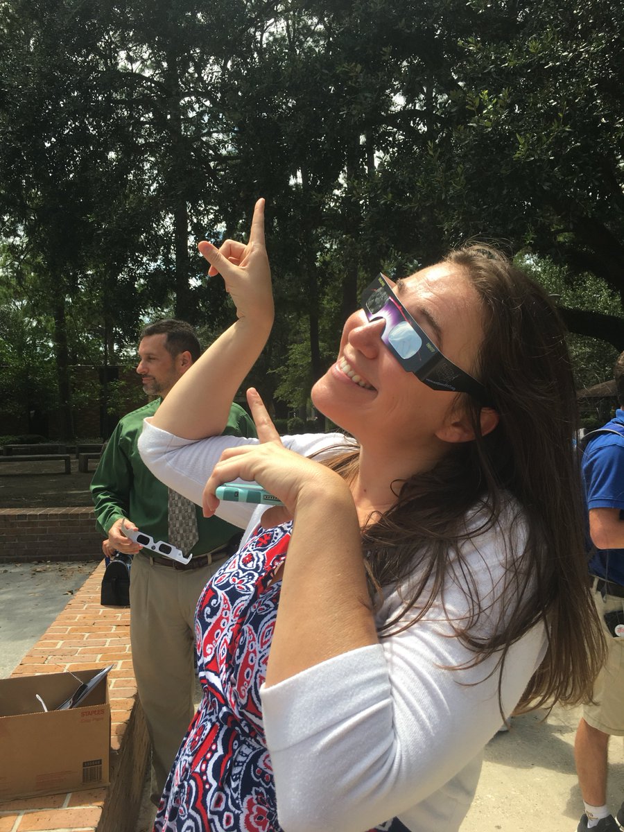 SPSWolfpack's tweet photo. @wolfnationsps turns their eyes to heaven to view #thesolareclipse2017! https://t.co/UnWyOIvswW