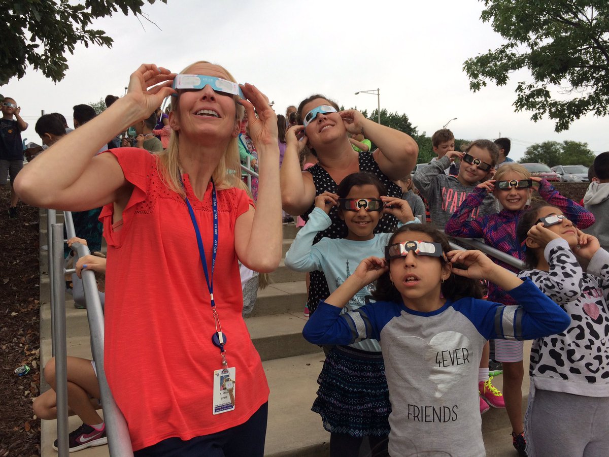 OakRidgeNPD117's tweet photo. RT cgallagher3G "The clouds parted! #Adlereclipsewatch #equippedtoeclipse #eclipse2017 
#lookup https://t.co/foNP9S5CZv"