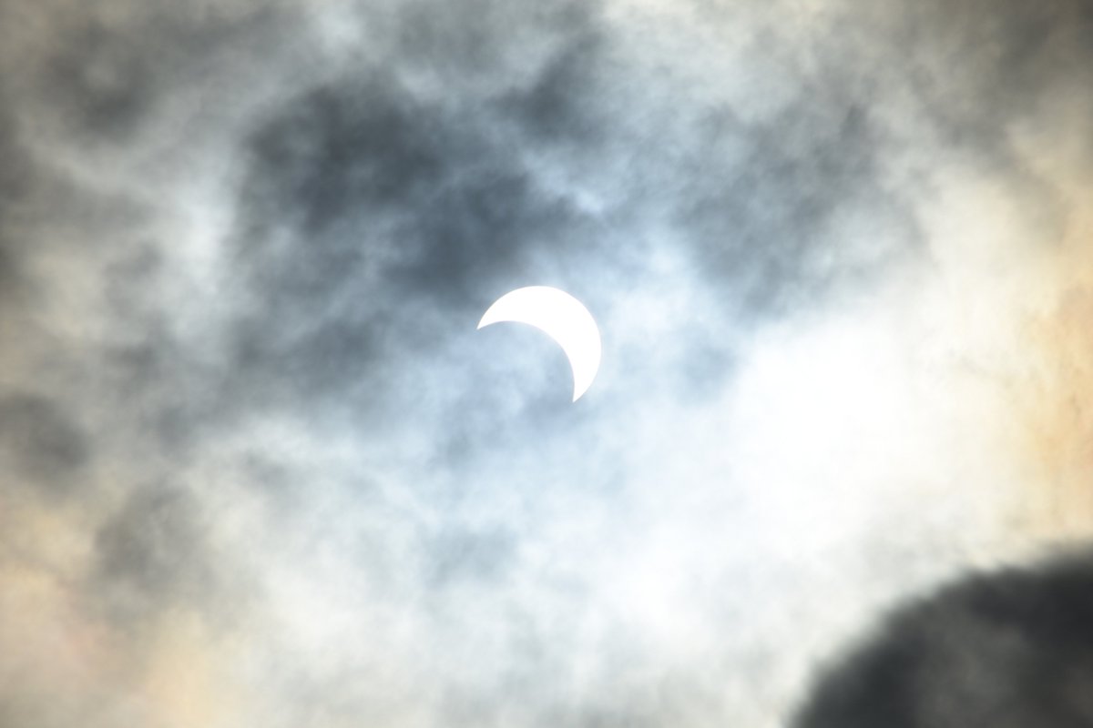 Masta_Che420's tweet photo. Yeah i def took a shyt load of pics of this phenomenon #2017solareclipse https://t.co/jpNwk4eULz