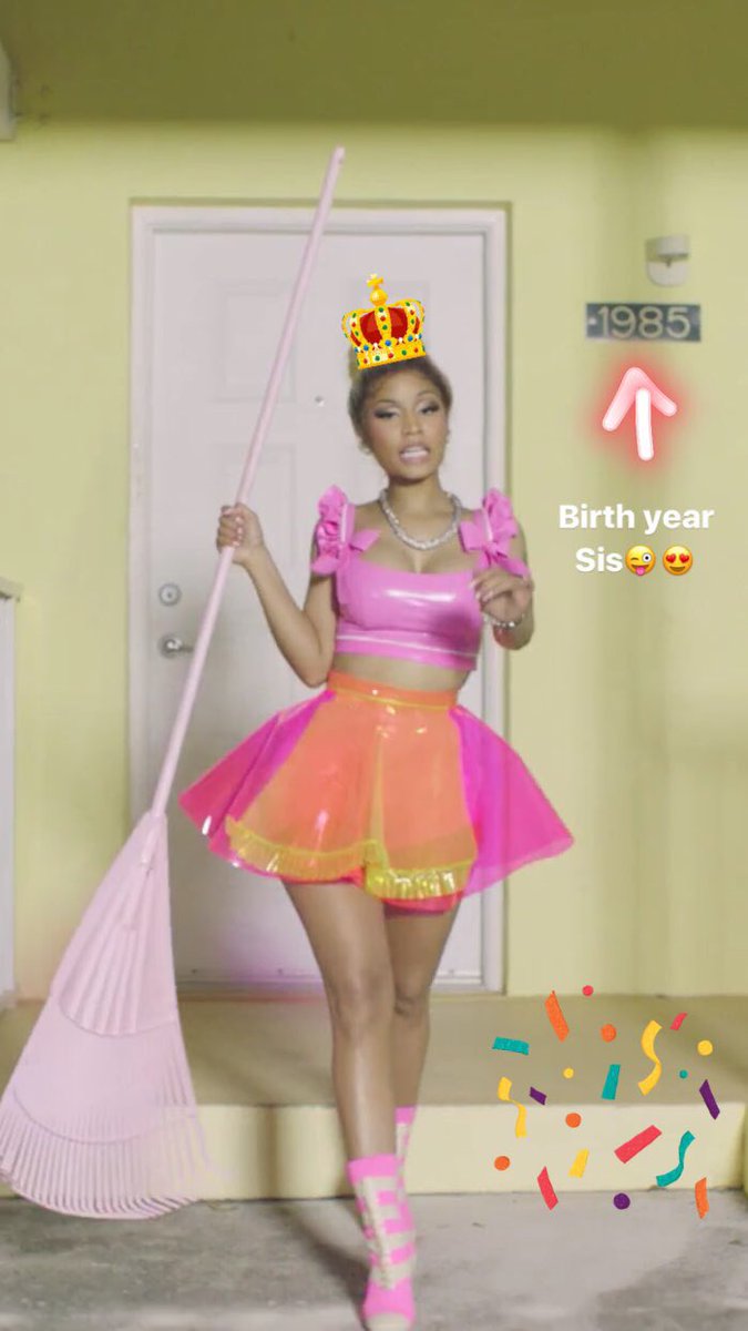 Dacraigster's tweet image. @NICKIMINAJ shout outs to da 80's babies 😜😍❤️ #RakeItUpVideo #IpeepedIt #GrabaRakeandShakeYaAss #FuckItUpFuckItUp