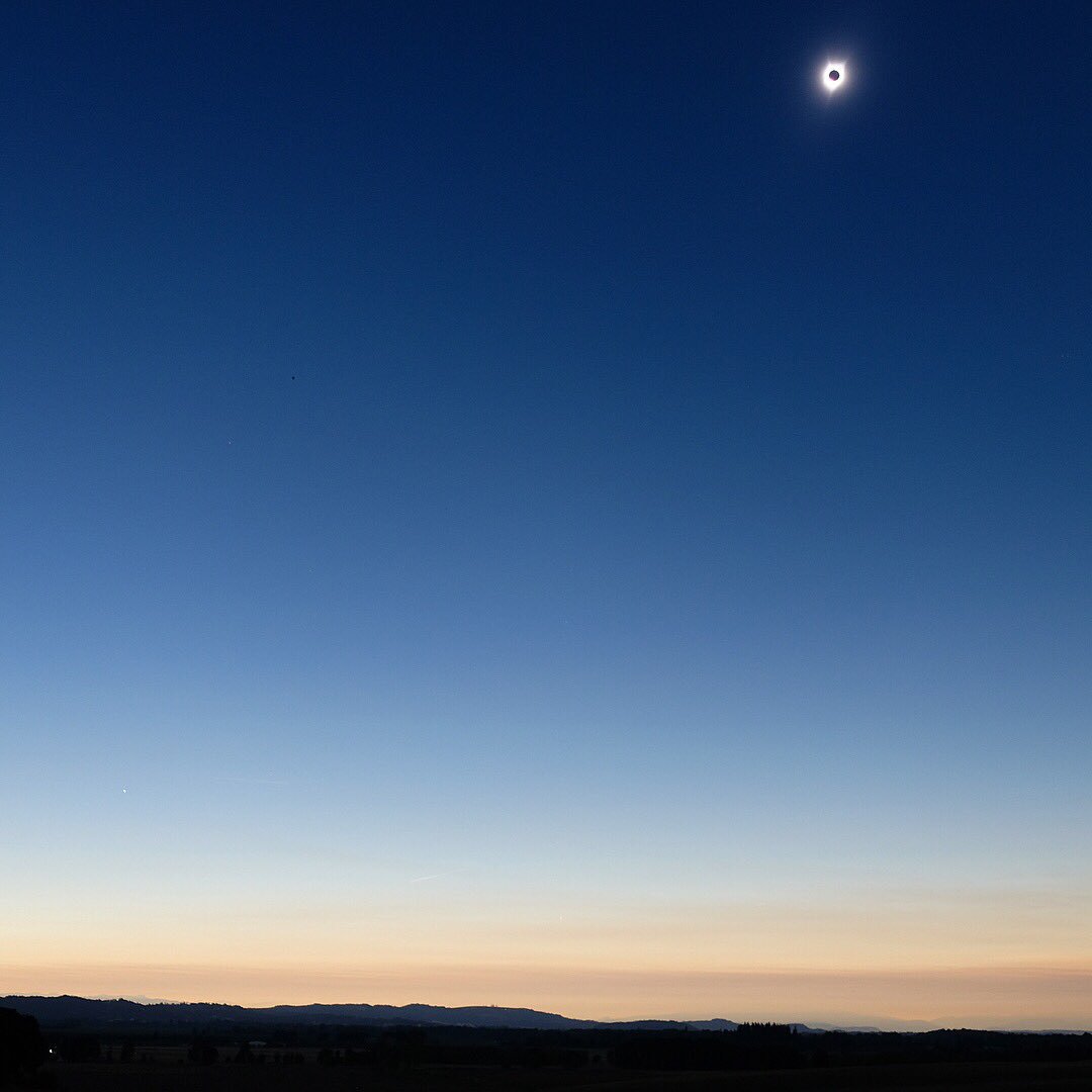 mikebatie's tweet photo. The eclipse was amazing! Totality in Independence, Oregon. #EclipseDay #SolarEclispe2017 #GreatAmericanEclipse #Eclipse #TotalityEclipse https://t.co/6HjwFZLMuN