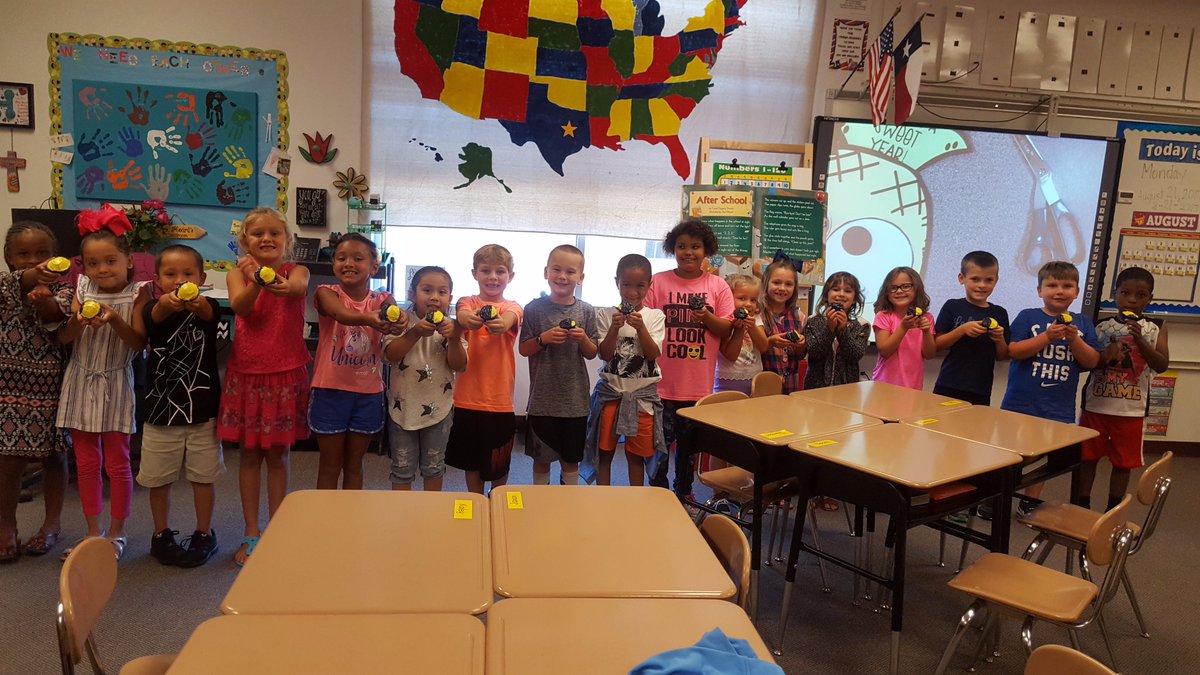 FairfieldISD's tweet image. Mrs. Hoard&apos;s class learning about the Solar Eclipse! #FISDlearn