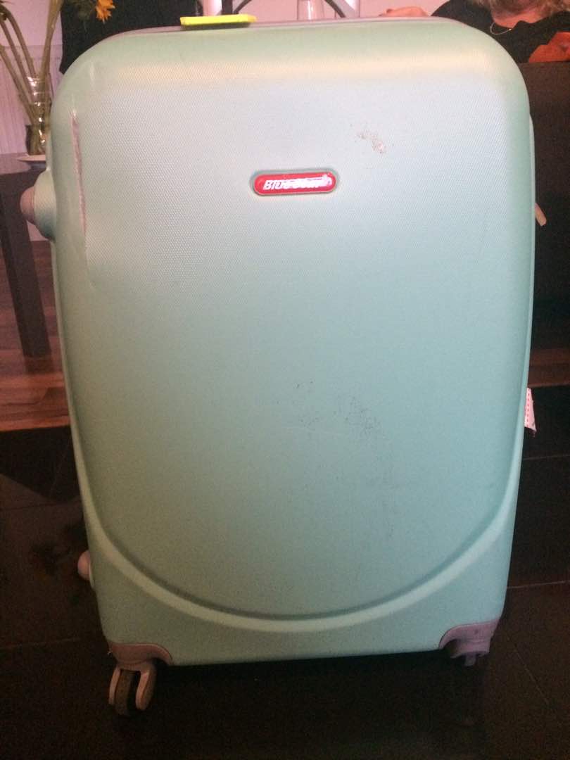 Natzfish's tweet photo. @emirates shocking service! In foreign country bag finally arrives 2days later, brand new bag now broken &amp; no comma from you #unhappy https://t.co/RjKeQ7Cb92